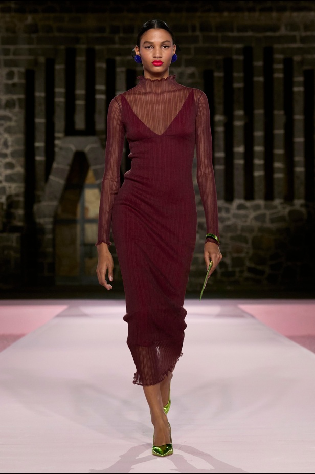 مجموعة Carolina Herrera Resort 2025... احتفاء بالألوان والحرف اليدوية المكسيكية 