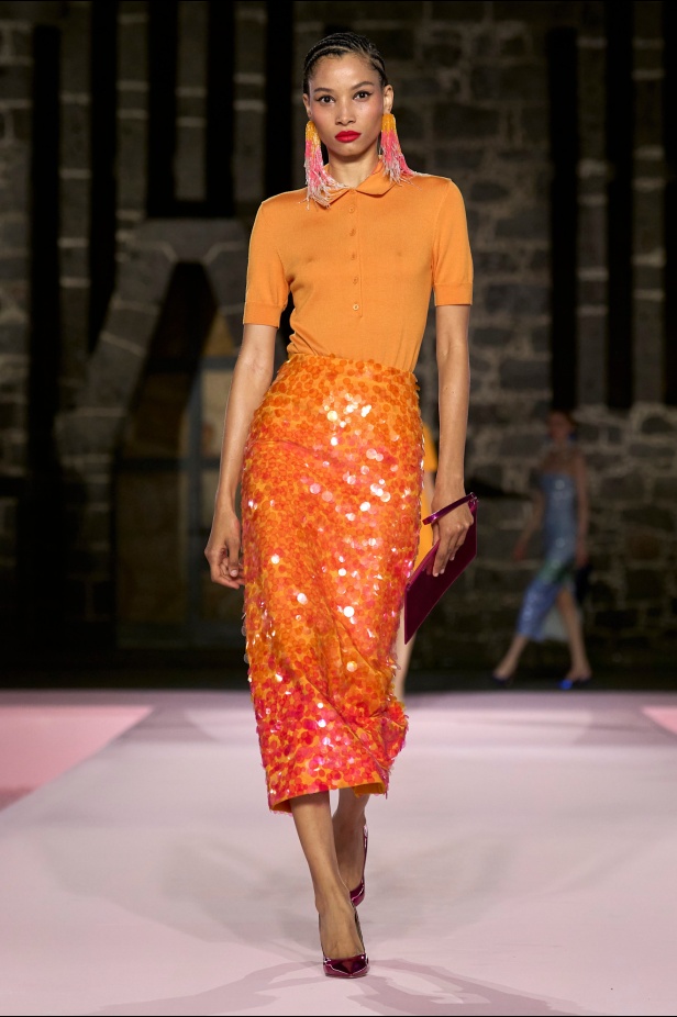 مجموعة Carolina Herrera Resort 2025... احتفاء بالألوان والحرف اليدوية المكسيكية 