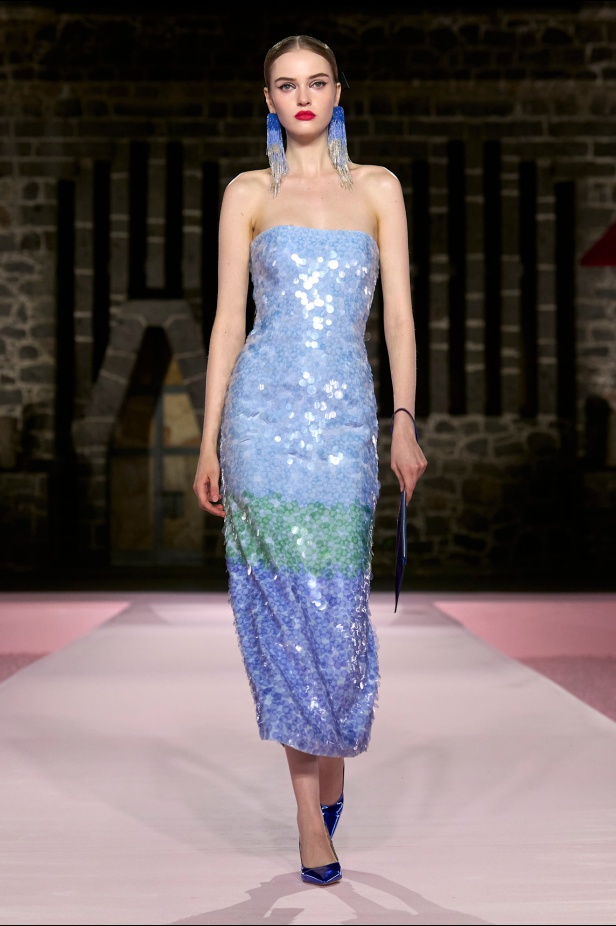 مجموعة Carolina Herrera Resort 2025... احتفاء بالألوان والحرف اليدوية المكسيكية 