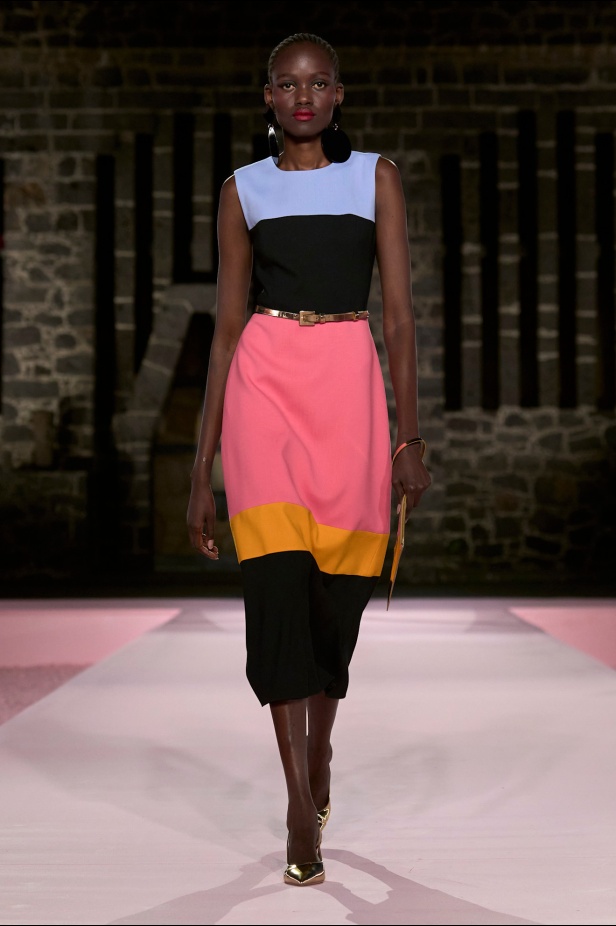 مجموعة Carolina Herrera Resort 2025... احتفاء بالألوان والحرف اليدوية المكسيكية 