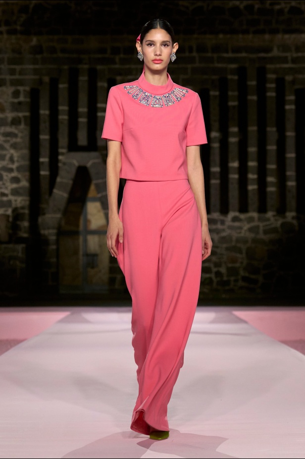مجموعة Carolina Herrera Resort 2025... احتفاء بالألوان والحرف اليدوية المكسيكية 