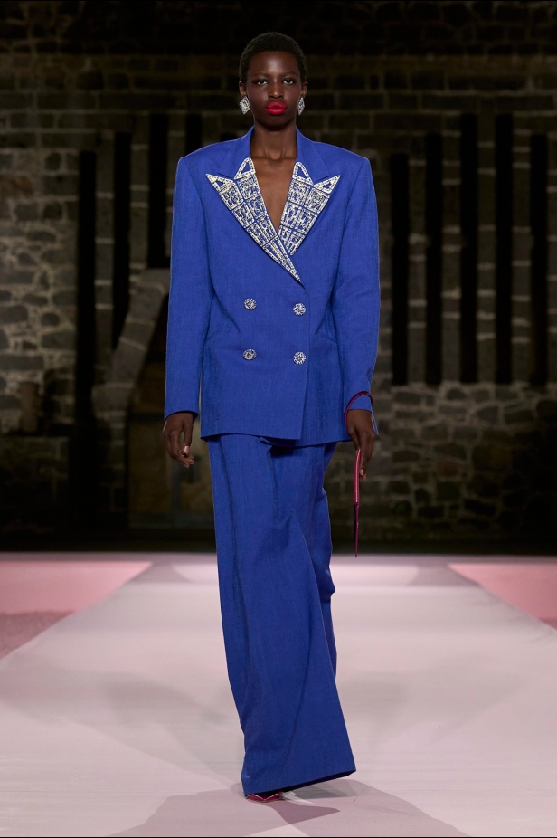 مجموعة Carolina Herrera Resort 2025... احتفاء بالألوان والحرف اليدوية المكسيكية 