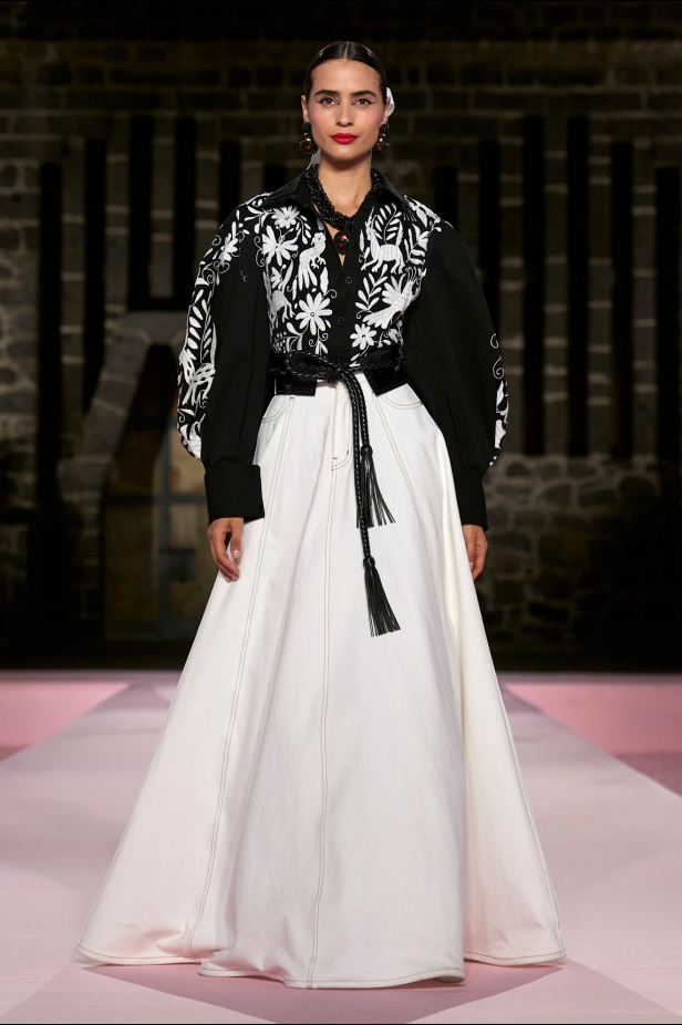 مجموعة Carolina Herrera Resort 2025... احتفاء بالألوان والحرف اليدوية المكسيكية 