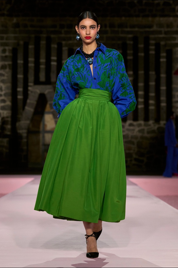 مجموعة Carolina Herrera Resort 2025... احتفاء بالألوان والحرف اليدوية المكسيكية 