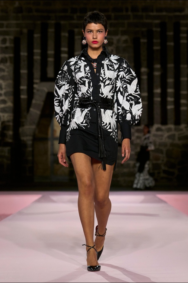 مجموعة Carolina Herrera Resort 2025... احتفاء بالألوان والحرف اليدوية المكسيكية 