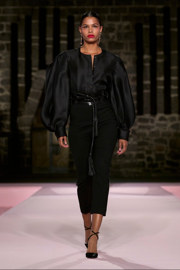 مجموعة Carolina Herrera Resort 2025... احتفاء بالألوان والحرف اليدوية المكسيكية 