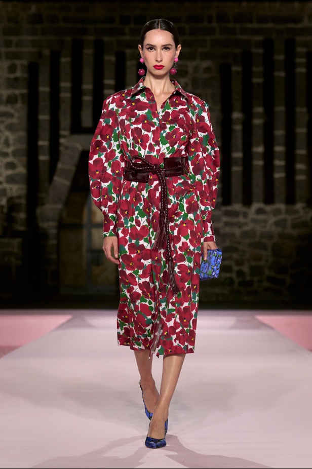 مجموعة Carolina Herrera Resort 2025... احتفاء بالألوان والحرف اليدوية المكسيكية 