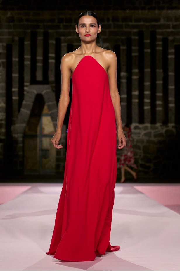 مجموعة Carolina Herrera Resort 2025... احتفاء بالألوان والحرف اليدوية المكسيكية 