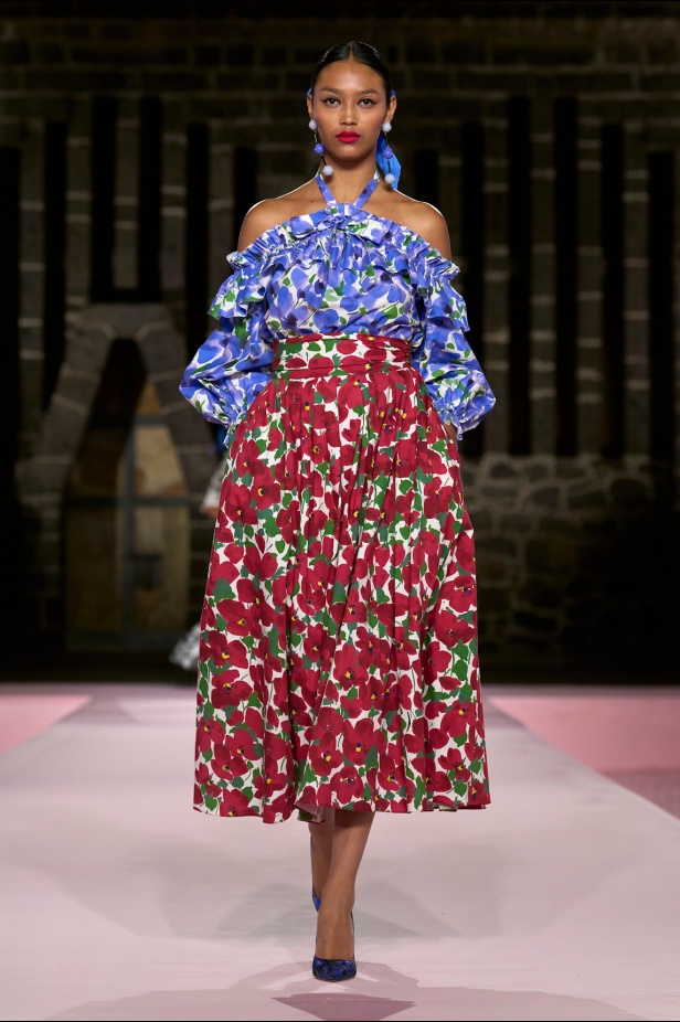 مجموعة Carolina Herrera Resort 2025... احتفاء بالألوان والحرف اليدوية المكسيكية 