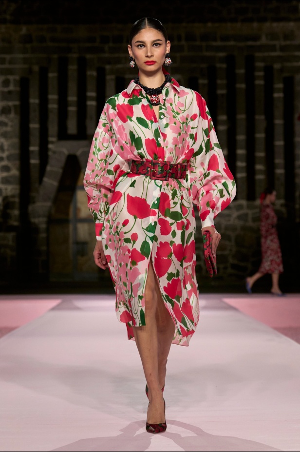 مجموعة Carolina Herrera Resort 2025... احتفاء بالألوان والحرف اليدوية المكسيكية 