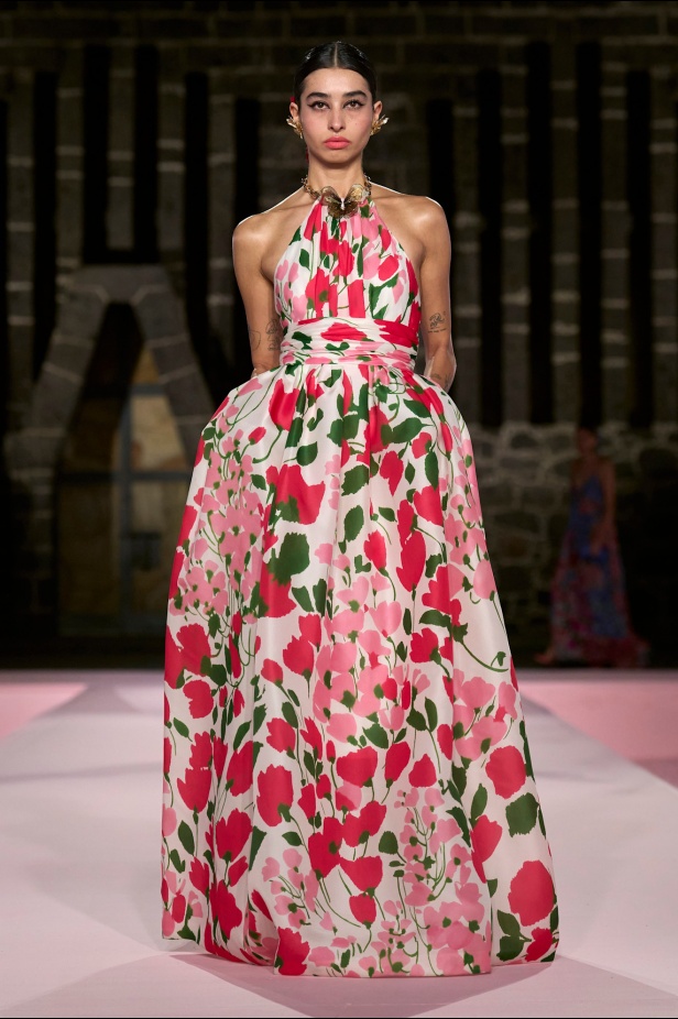 مجموعة Carolina Herrera Resort 2025... احتفاء بالألوان والحرف اليدوية المكسيكية 