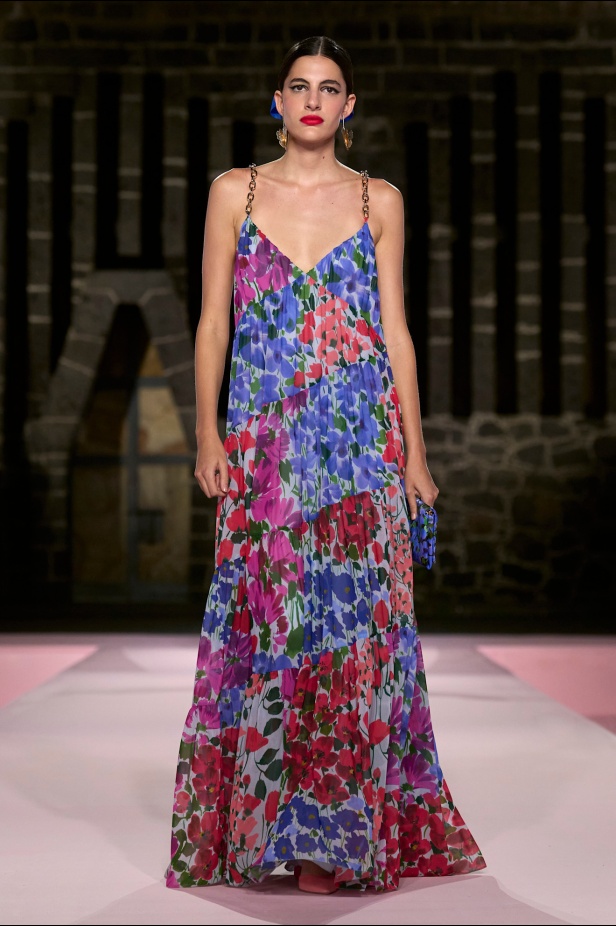 مجموعة Carolina Herrera Resort 2025... احتفاء بالألوان والحرف اليدوية المكسيكية 