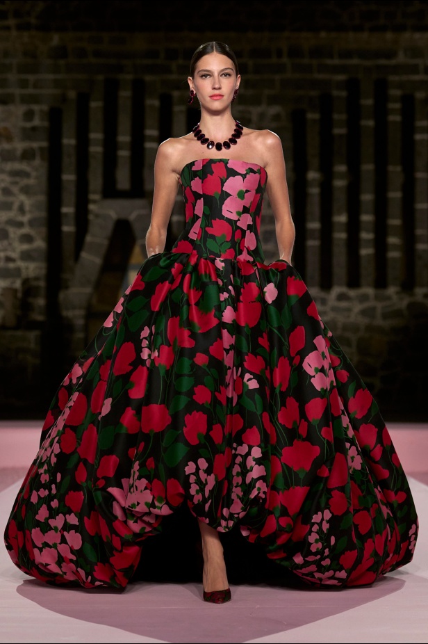 مجموعة Carolina Herrera Resort 2025... احتفاء بالألوان والحرف اليدوية المكسيكية 