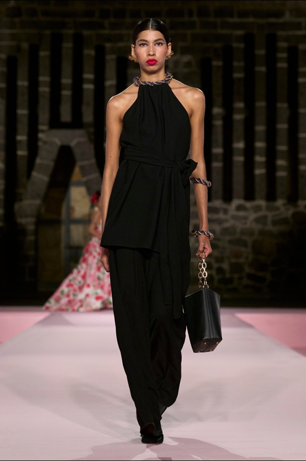 مجموعة Carolina Herrera Resort 2025... احتفاء بالألوان والحرف اليدوية المكسيكية 