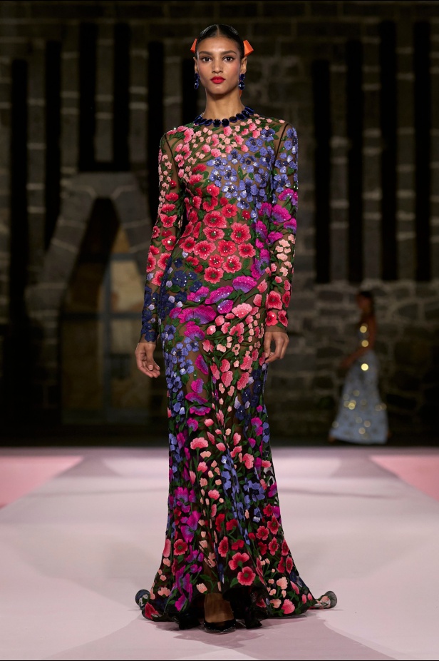 مجموعة Carolina Herrera Resort 2025... احتفاء بالألوان والحرف اليدوية المكسيكية 