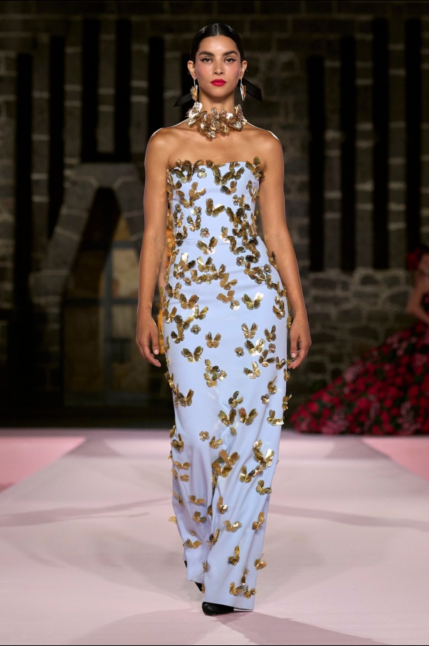 مجموعة Carolina Herrera Resort 2025... احتفاء بالألوان والحرف اليدوية المكسيكية 
