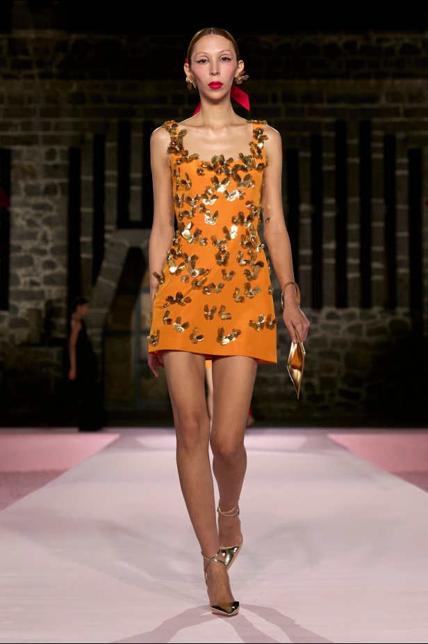 مجموعة Carolina Herrera Resort 2025... احتفاء بالألوان والحرف اليدوية المكسيكية 