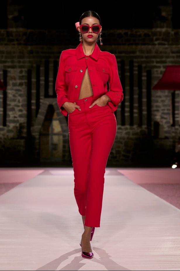 مجموعة Carolina Herrera Resort 2025... احتفاء بالألوان والحرف اليدوية المكسيكية 