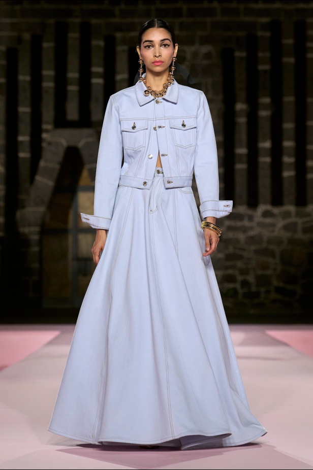مجموعة Carolina Herrera Resort 2025... احتفاء بالألوان والحرف اليدوية المكسيكية 