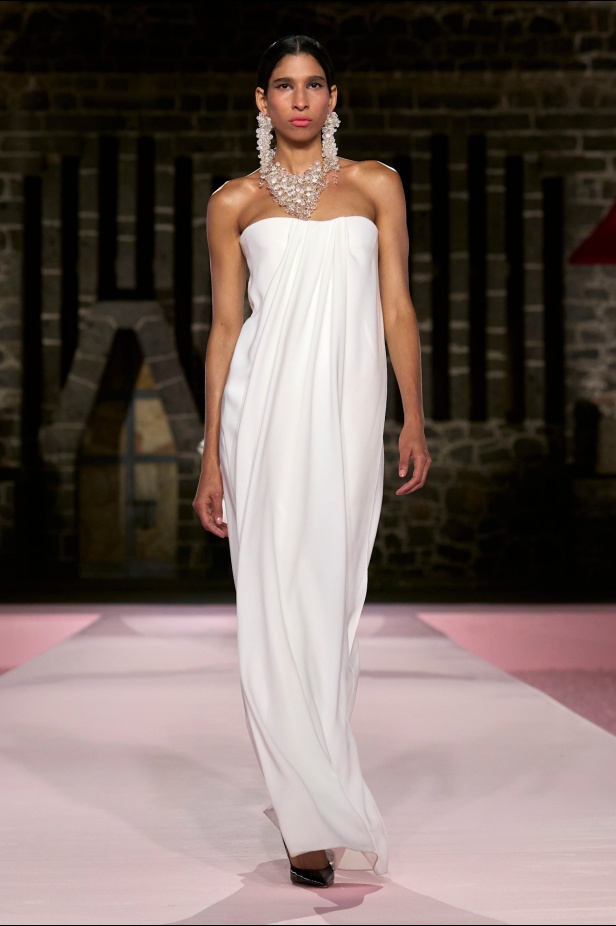 مجموعة Carolina Herrera Resort 2025... احتفاء بالألوان والحرف اليدوية المكسيكية 