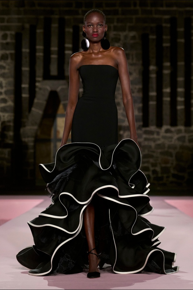 مجموعة Carolina Herrera Resort 2025... احتفاء بالألوان والحرف اليدوية المكسيكية 