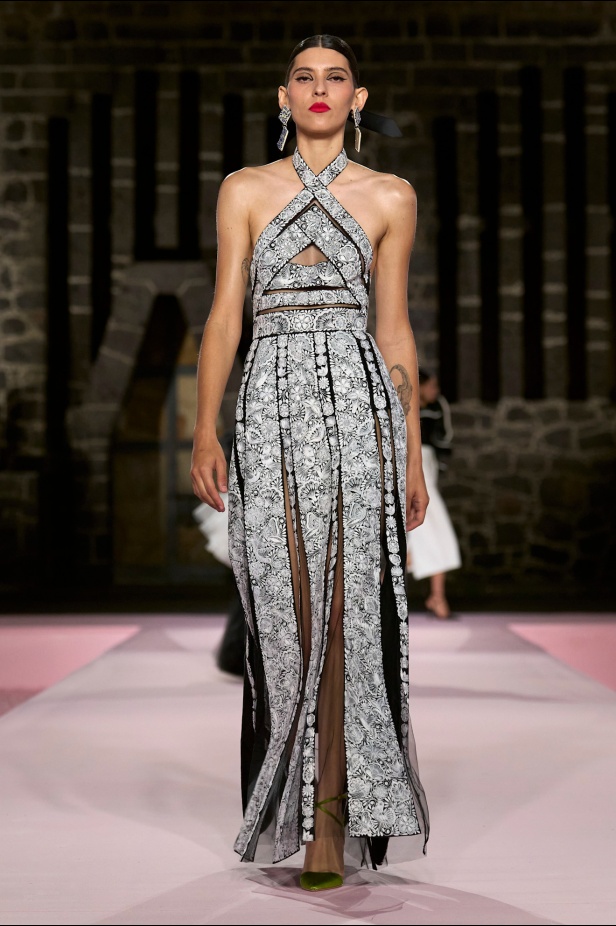 مجموعة Carolina Herrera Resort 2025... احتفاء بالألوان والحرف اليدوية المكسيكية 