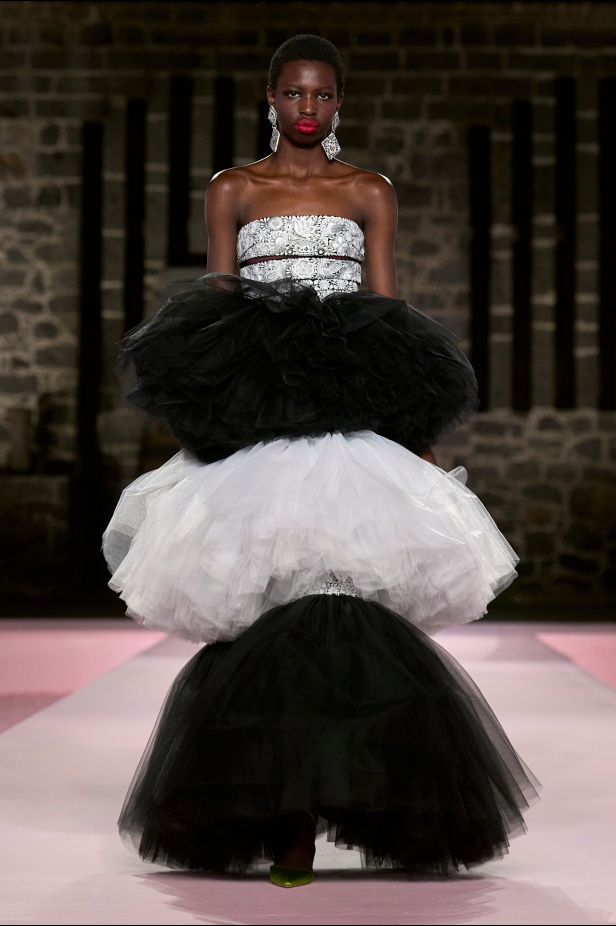 مجموعة Carolina Herrera Resort 2025... احتفاء بالألوان والحرف اليدوية المكسيكية 