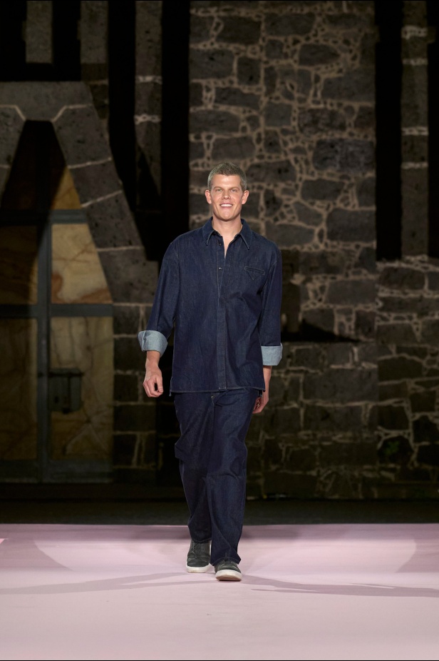 مجموعة Carolina Herrera Resort 2025... احتفاء بالألوان والحرف اليدوية المكسيكية 