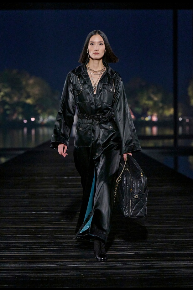 من باريس إلى الصين... مجموعة CHANEL Métiers d’art 2025 تعكس شغف غابرييل شانيل وتدعو لرحلة شعرية 