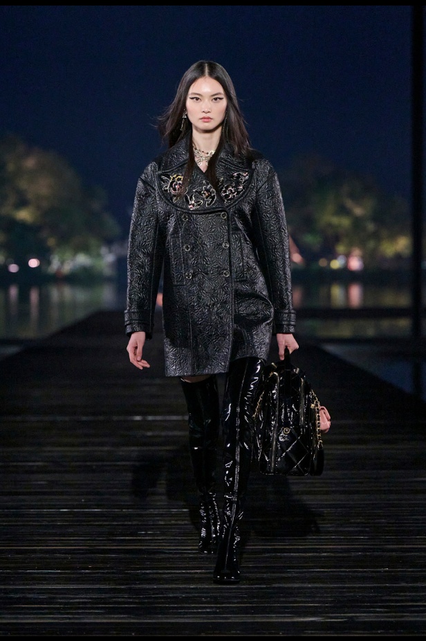 من باريس إلى الصين... مجموعة CHANEL Métiers d’art 2025 تعكس شغف غابرييل شانيل وتدعو لرحلة شعرية 