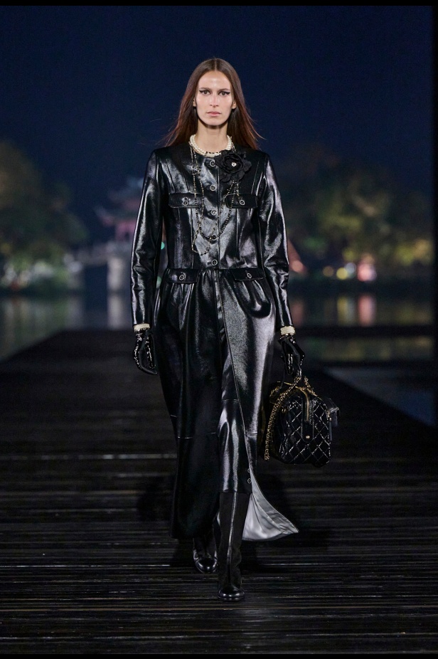 من باريس إلى الصين... مجموعة CHANEL Métiers d’art 2025 تعكس شغف غابرييل شانيل وتدعو لرحلة شعرية 