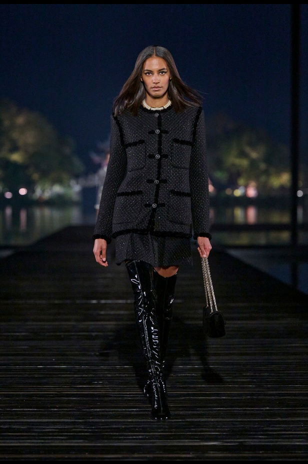 من باريس إلى الصين... مجموعة CHANEL Métiers d’art 2025 تعكس شغف غابرييل شانيل وتدعو لرحلة شعرية 