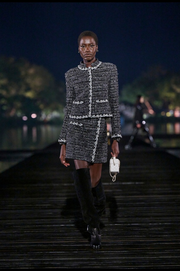 من باريس إلى الصين... مجموعة CHANEL Métiers d’art 2025 تعكس شغف غابرييل شانيل وتدعو لرحلة شعرية 