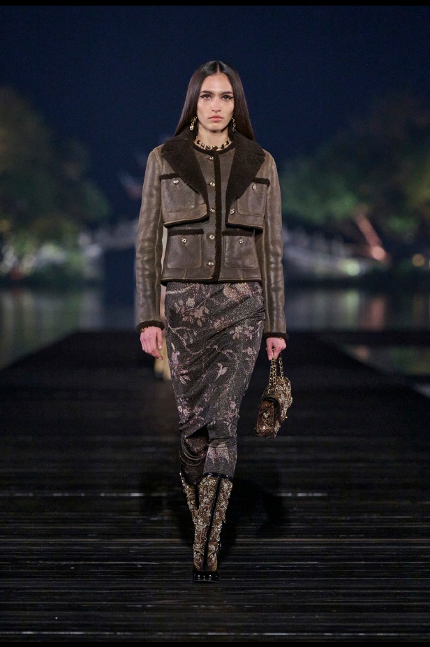 من باريس إلى الصين... مجموعة CHANEL Métiers d’art 2025 تعكس شغف غابرييل شانيل وتدعو لرحلة شعرية 