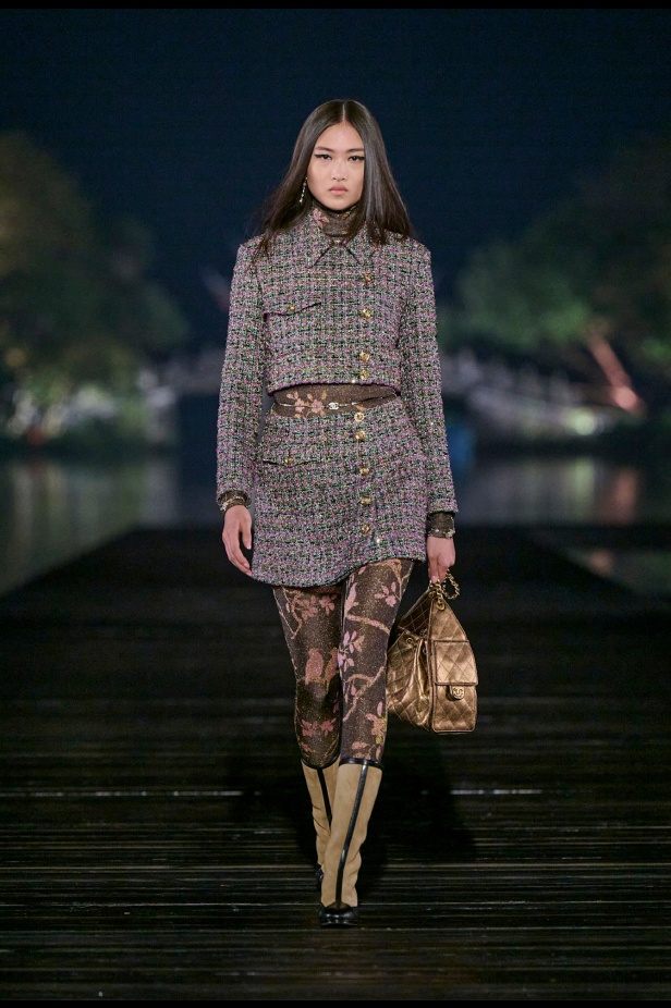 من باريس إلى الصين... مجموعة CHANEL Métiers d’art 2025 تعكس شغف غابرييل شانيل وتدعو لرحلة شعرية 