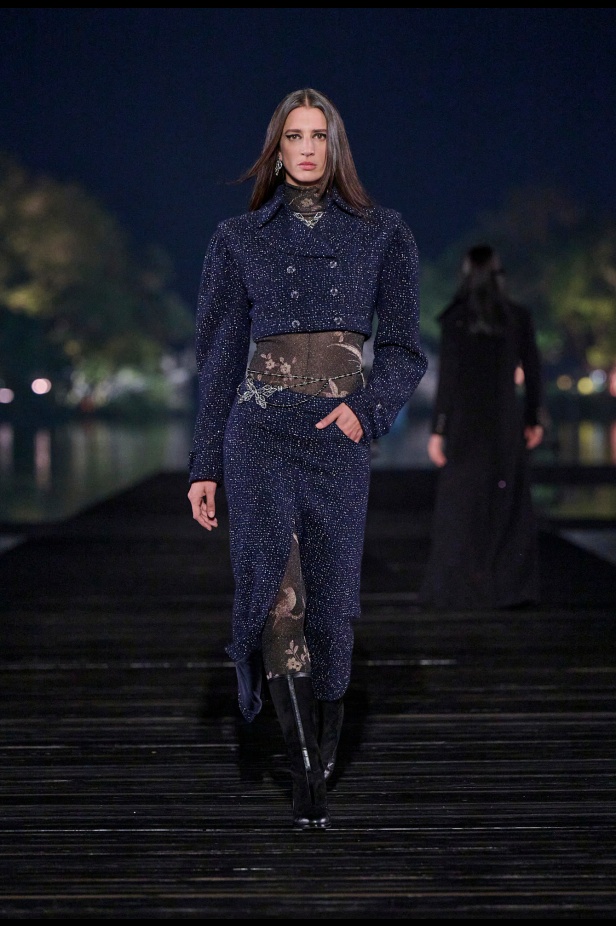 من باريس إلى الصين... مجموعة CHANEL Métiers d’art 2025 تعكس شغف غابرييل شانيل وتدعو لرحلة شعرية 