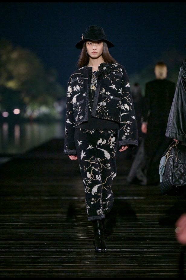 من باريس إلى الصين... مجموعة CHANEL Métiers d’art 2025 تعكس شغف غابرييل شانيل وتدعو لرحلة شعرية 