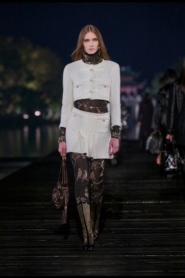 من باريس إلى الصين... مجموعة CHANEL Métiers d’art 2025 تعكس شغف غابرييل شانيل وتدعو لرحلة شعرية 