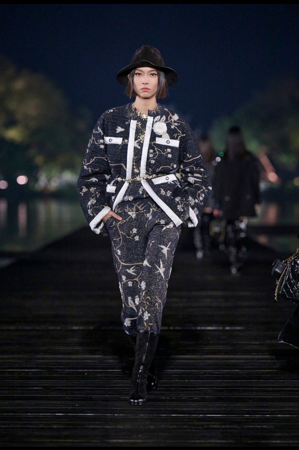 من باريس إلى الصين... مجموعة CHANEL Métiers d’art 2025 تعكس شغف غابرييل شانيل وتدعو لرحلة شعرية 