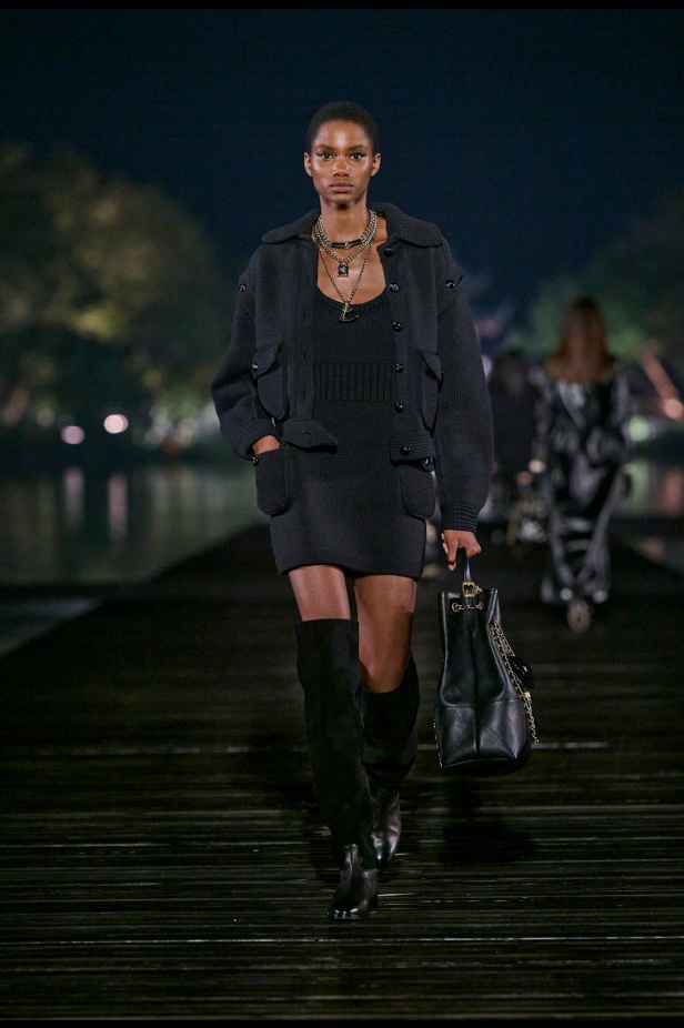 من باريس إلى الصين... مجموعة CHANEL Métiers d’art 2025 تعكس شغف غابرييل شانيل وتدعو لرحلة شعرية 