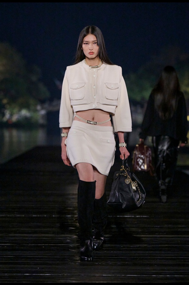 من باريس إلى الصين... مجموعة CHANEL Métiers d’art 2025 تعكس شغف غابرييل شانيل وتدعو لرحلة شعرية 