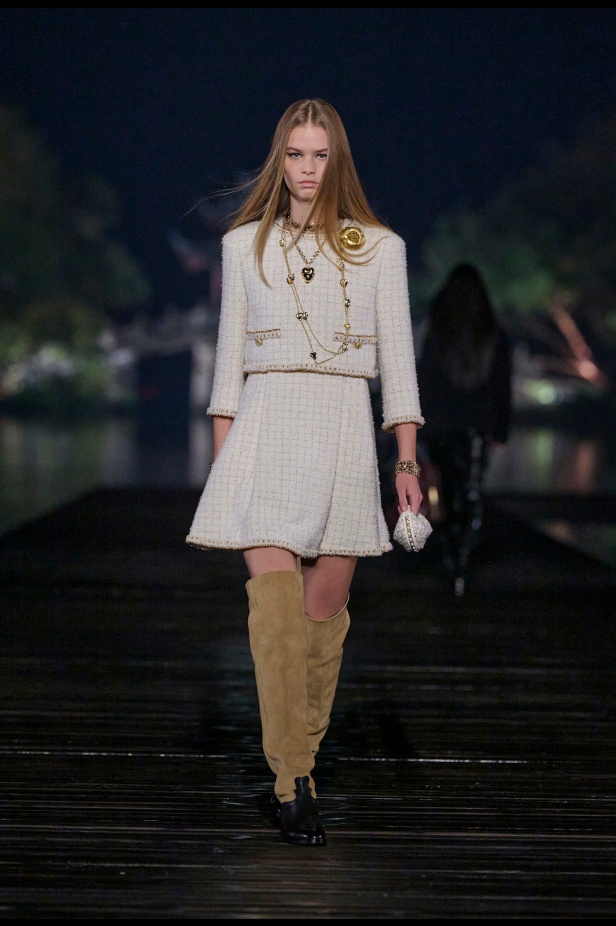 من باريس إلى الصين... مجموعة CHANEL Métiers d’art 2025 تعكس شغف غابرييل شانيل وتدعو لرحلة شعرية 