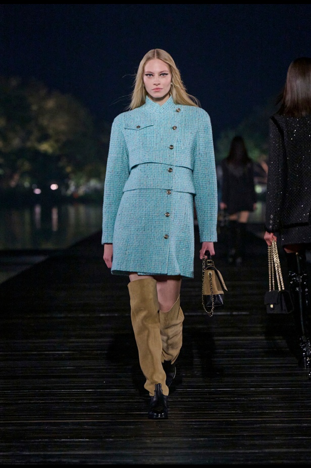 من باريس إلى الصين... مجموعة CHANEL Métiers d’art 2025 تعكس شغف غابرييل شانيل وتدعو لرحلة شعرية 