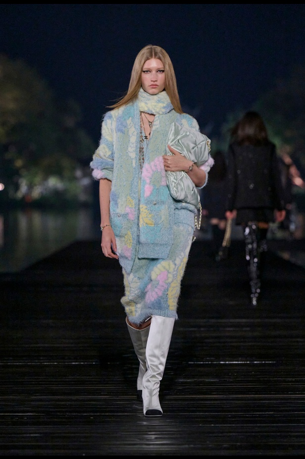 من باريس إلى الصين... مجموعة CHANEL Métiers d’art 2025 تعكس شغف غابرييل شانيل وتدعو لرحلة شعرية 