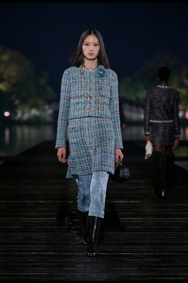 من باريس إلى الصين... مجموعة CHANEL Métiers d’art 2025 تعكس شغف غابرييل شانيل وتدعو لرحلة شعرية 