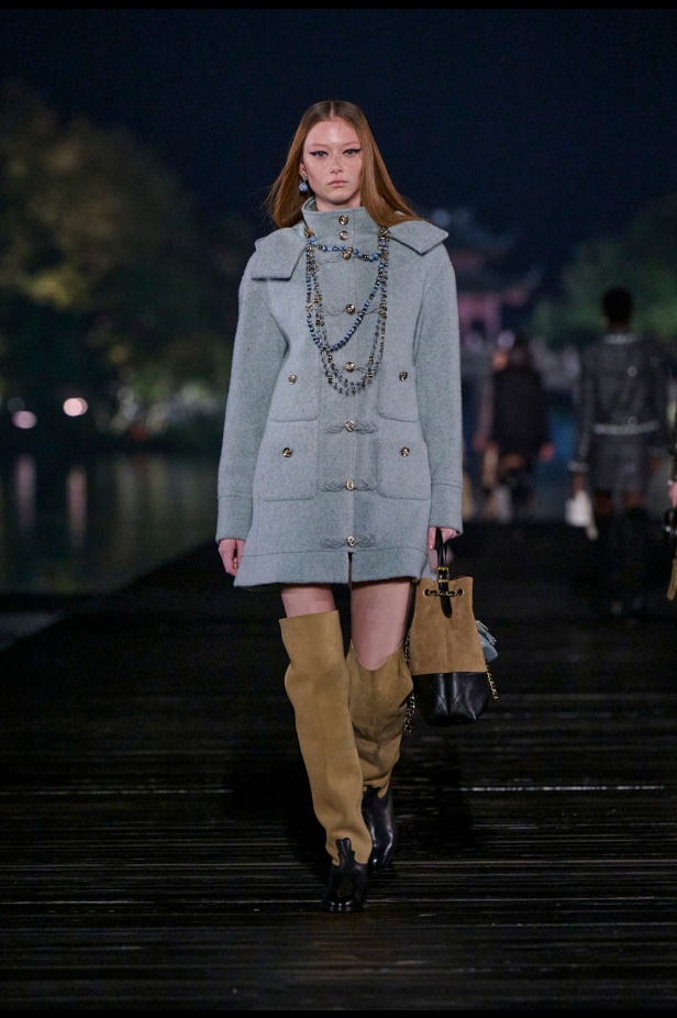 من باريس إلى الصين... مجموعة CHANEL Métiers d’art 2025 تعكس شغف غابرييل شانيل وتدعو لرحلة شعرية 