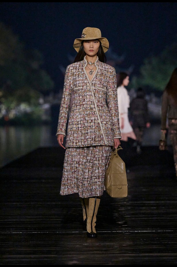 من باريس إلى الصين... مجموعة CHANEL Métiers d’art 2025 تعكس شغف غابرييل شانيل وتدعو لرحلة شعرية 