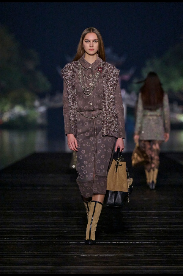 من باريس إلى الصين... مجموعة CHANEL Métiers d’art 2025 تعكس شغف غابرييل شانيل وتدعو لرحلة شعرية 