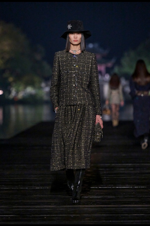 من باريس إلى الصين... مجموعة CHANEL Métiers d’art 2025 تعكس شغف غابرييل شانيل وتدعو لرحلة شعرية 