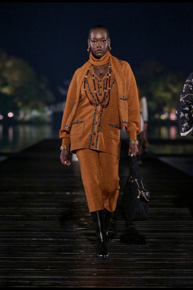 من باريس إلى الصين... مجموعة CHANEL Métiers d’art 2025 تعكس شغف غابرييل شانيل وتدعو لرحلة شعرية 